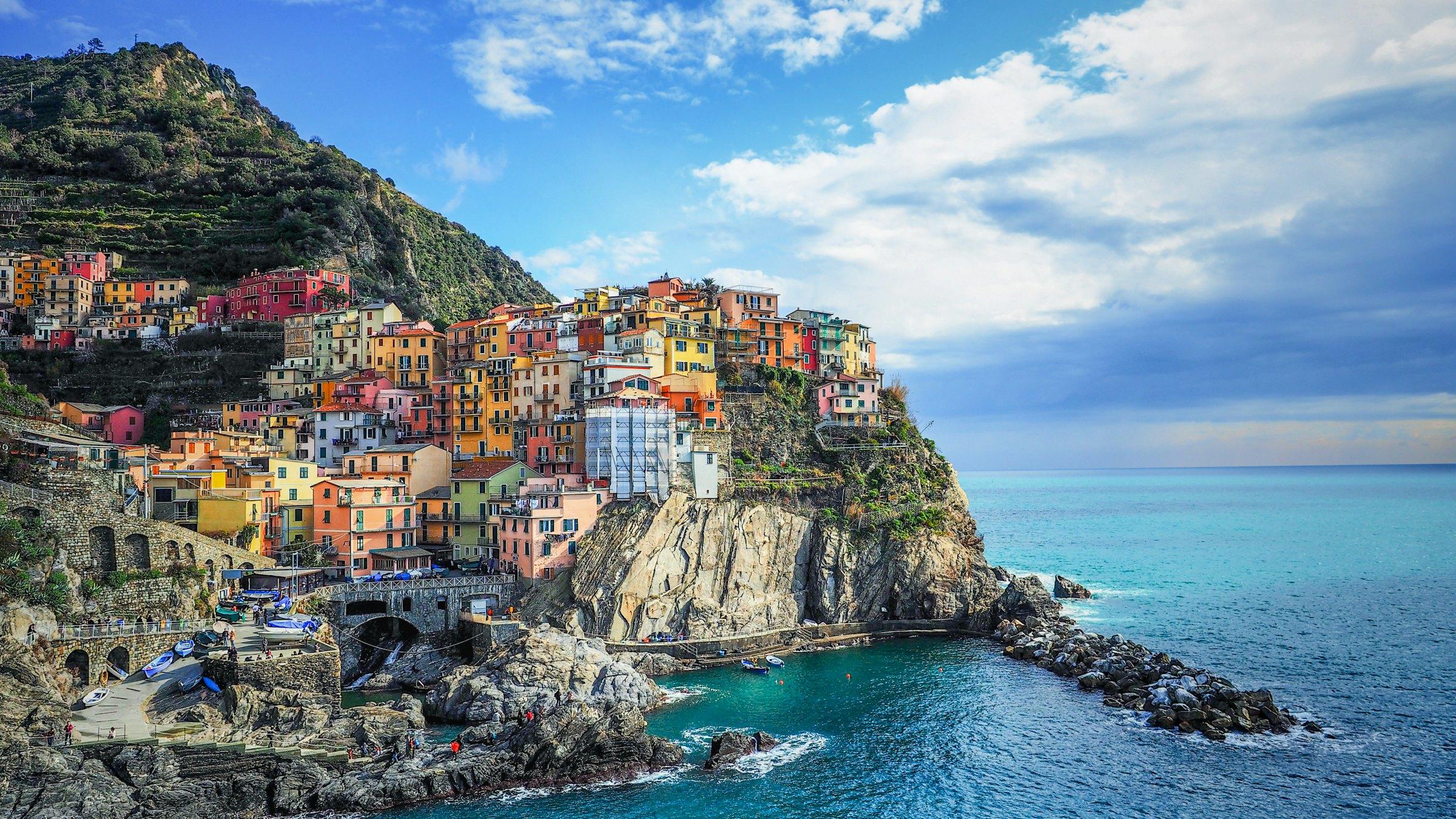 The coloured houses of Manarola on the cliffs above the sea, Cinque Terre, Italy
