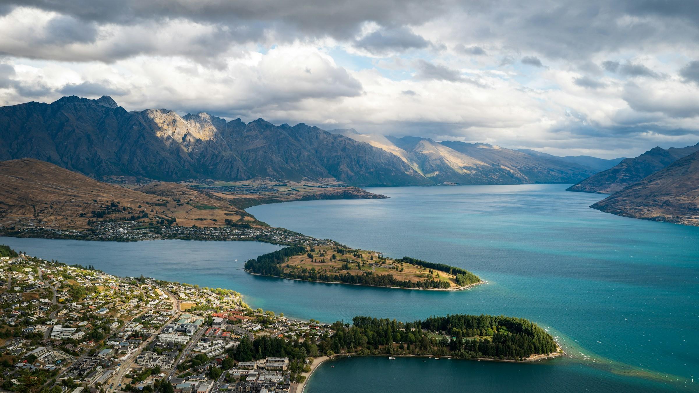 Queenstown and Lake Wakatipu below the mountains, from above