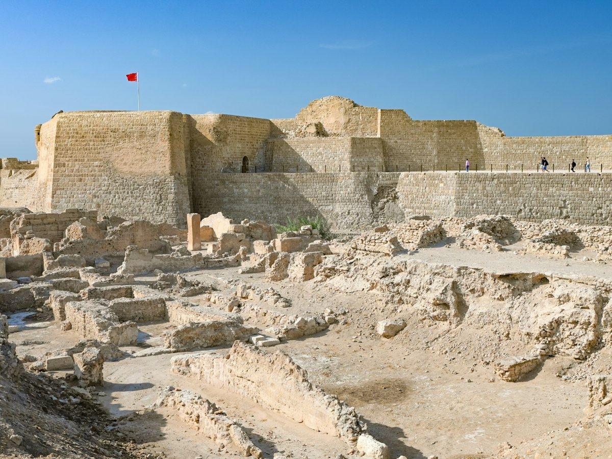 أسوار قلعة البحرين فوق مدينتها القديمة المنقبة
