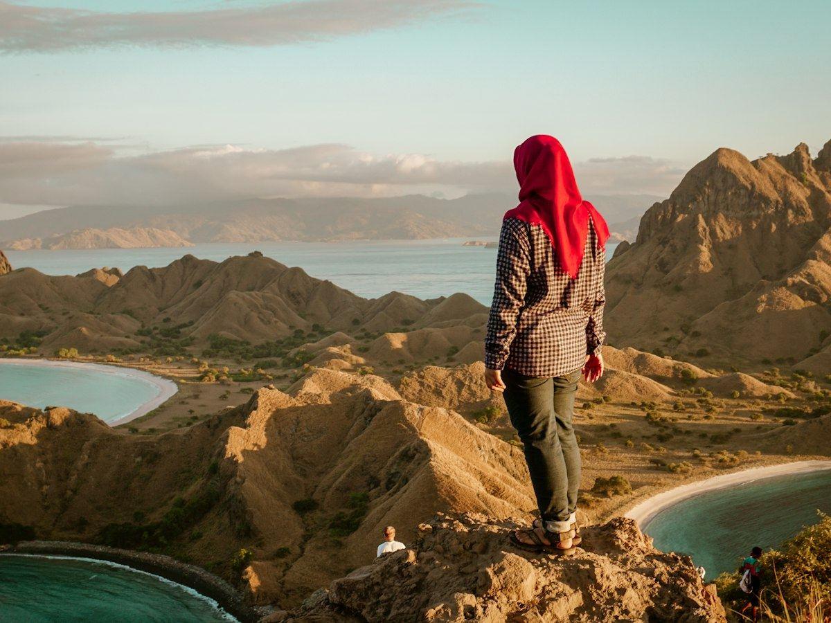 شخص بوشاح أحمر يتطلع إلى خلجان جزيرة بادار