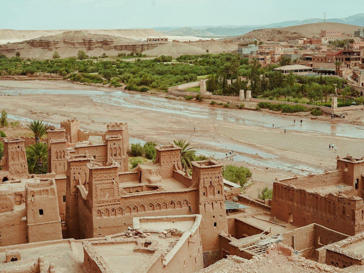 قصبات آيت بن حدو الطينية على منحدر يعلو النهر