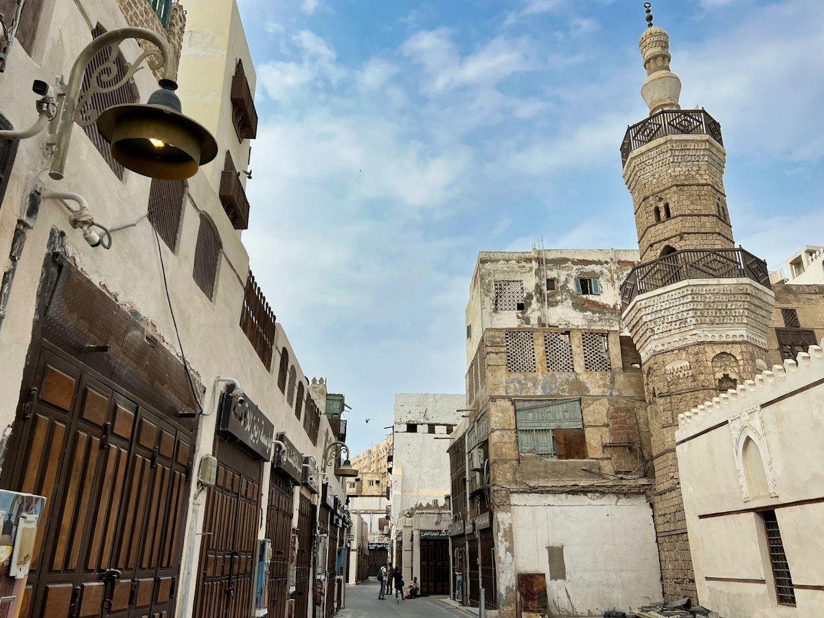 ممر من منازل الحجر المرجاني ومئذنة في البلد، حي جدة التاريخي