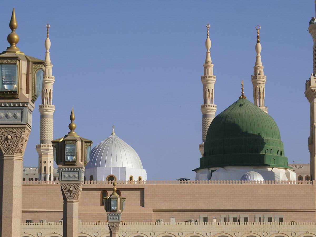 القبة الخضراء ومآذن المسجد النبوي في المدينة المنورة