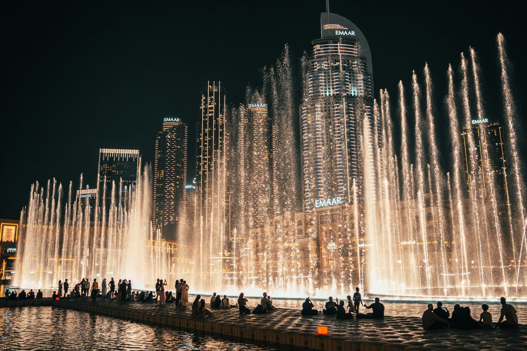نافورة دبي ليلا، أسفل Address Downtown