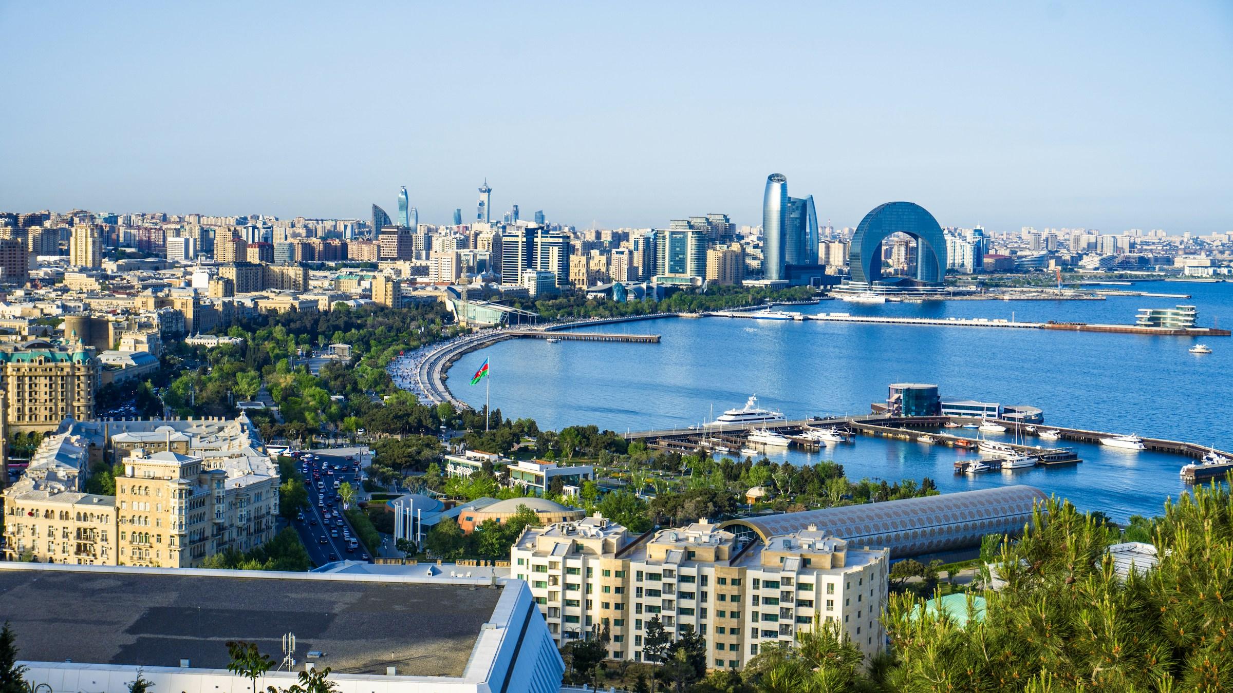 خليج باكو والكورنيش البحري من التلال المرتفعة فوق المدينة