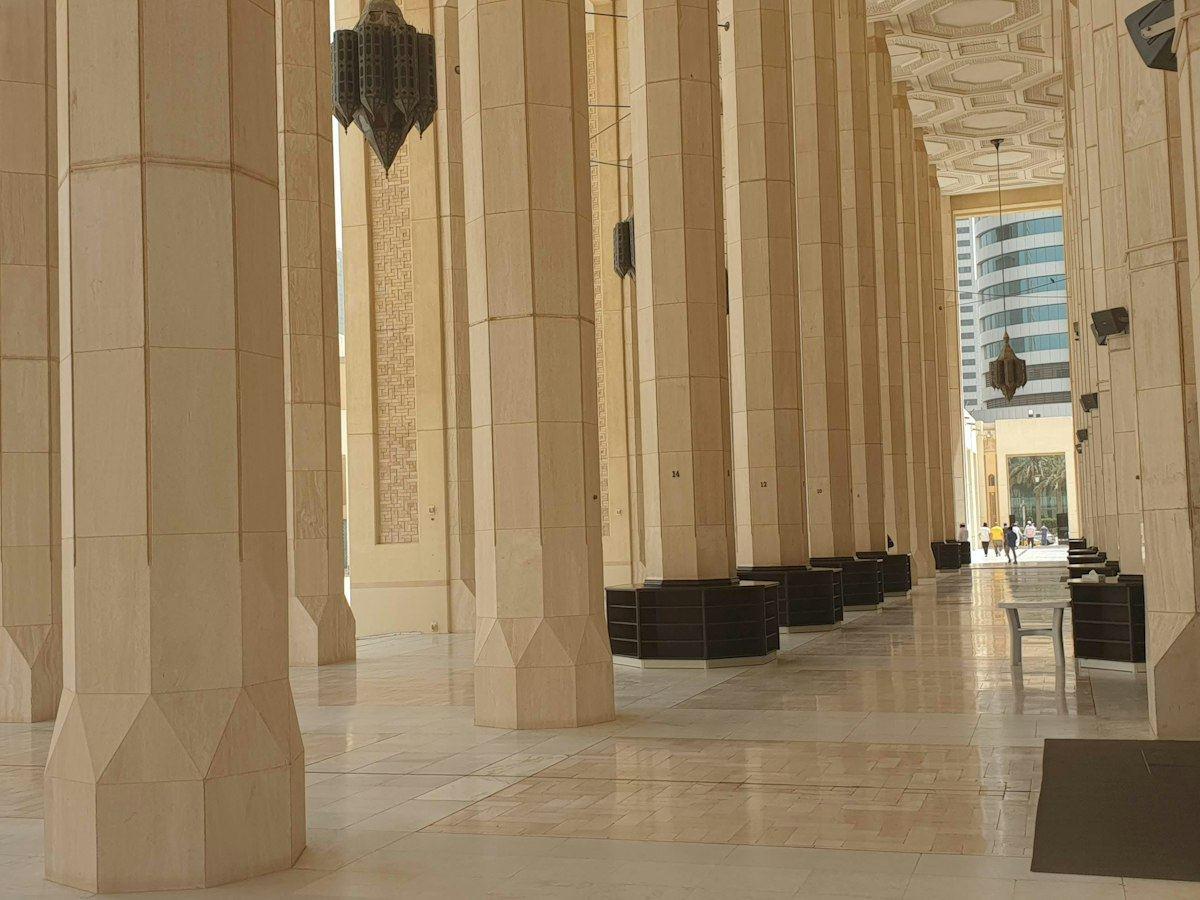 قاعة ذات أعمدة في المسجد الكبير بمدينة الكويت