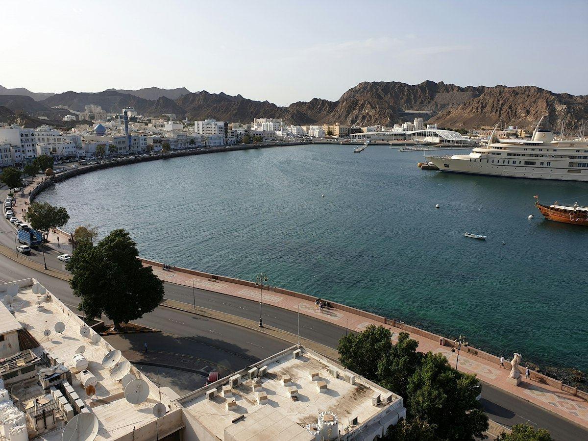 كورنيش مطرح وميناؤها في مسقط