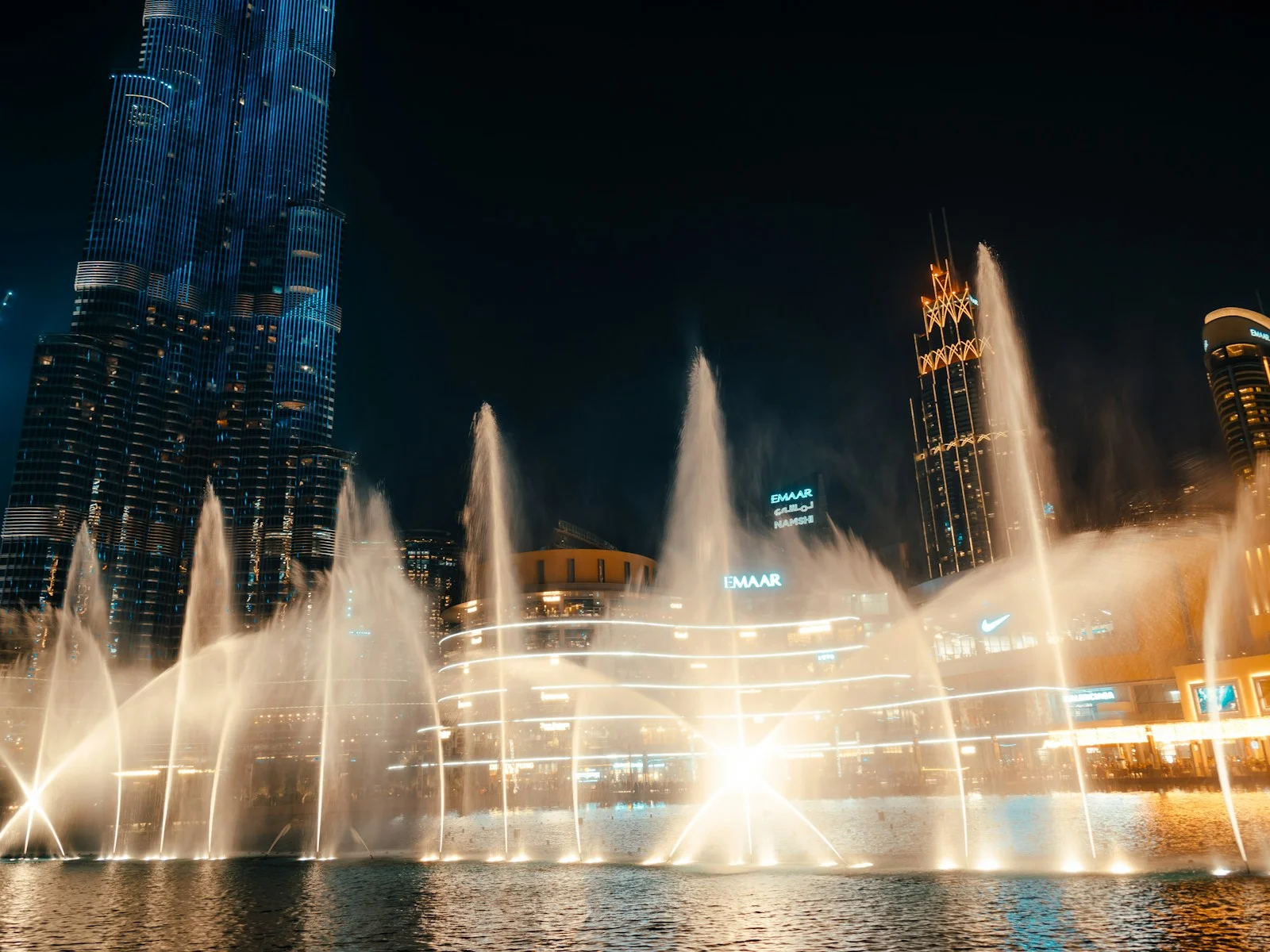 نافورة دبي مضاءة ليلا بجانب دبي مول