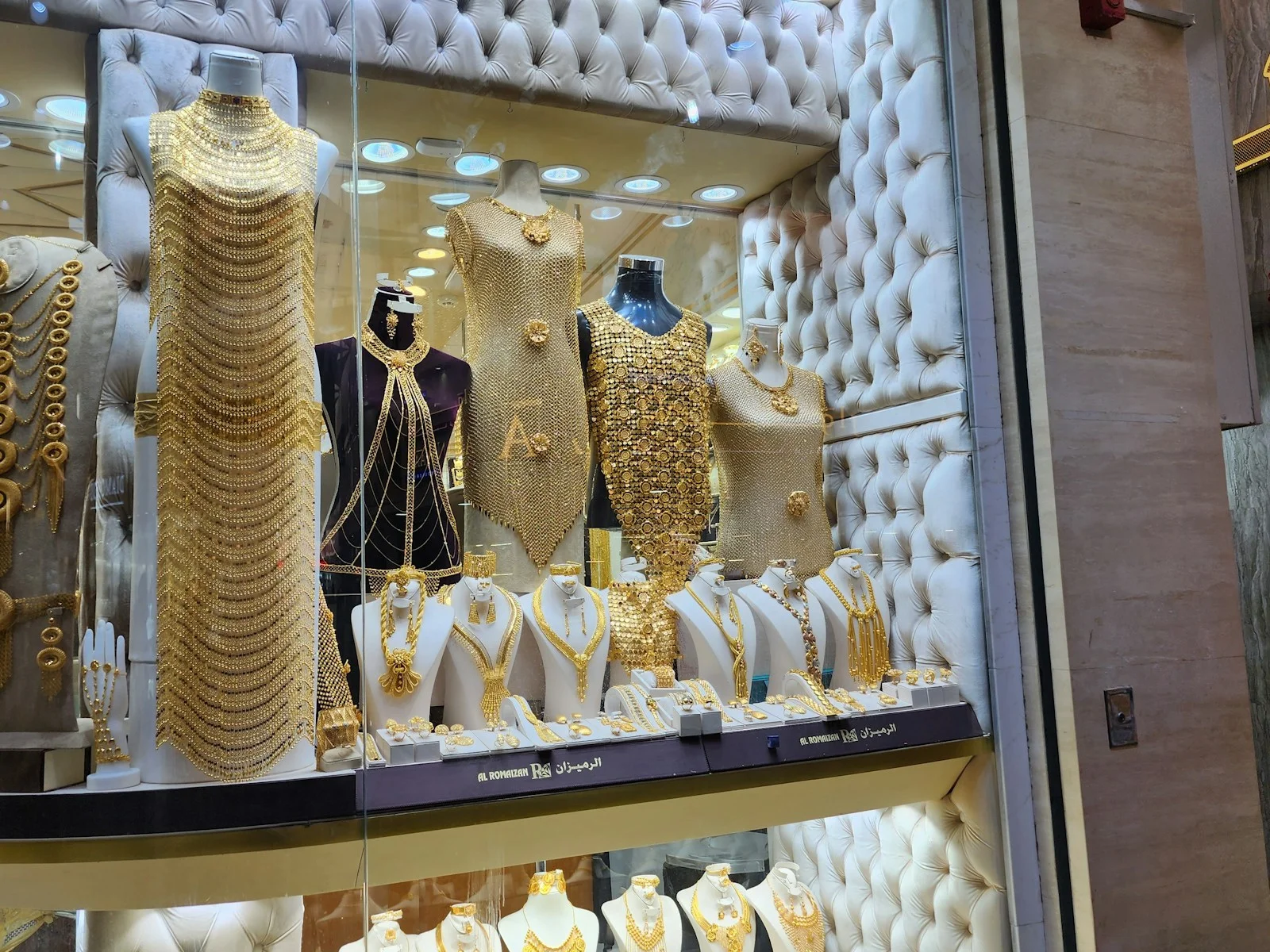 مجوهرات ذهبية معروضة في واجهة محل في سوق الذهب بدبي