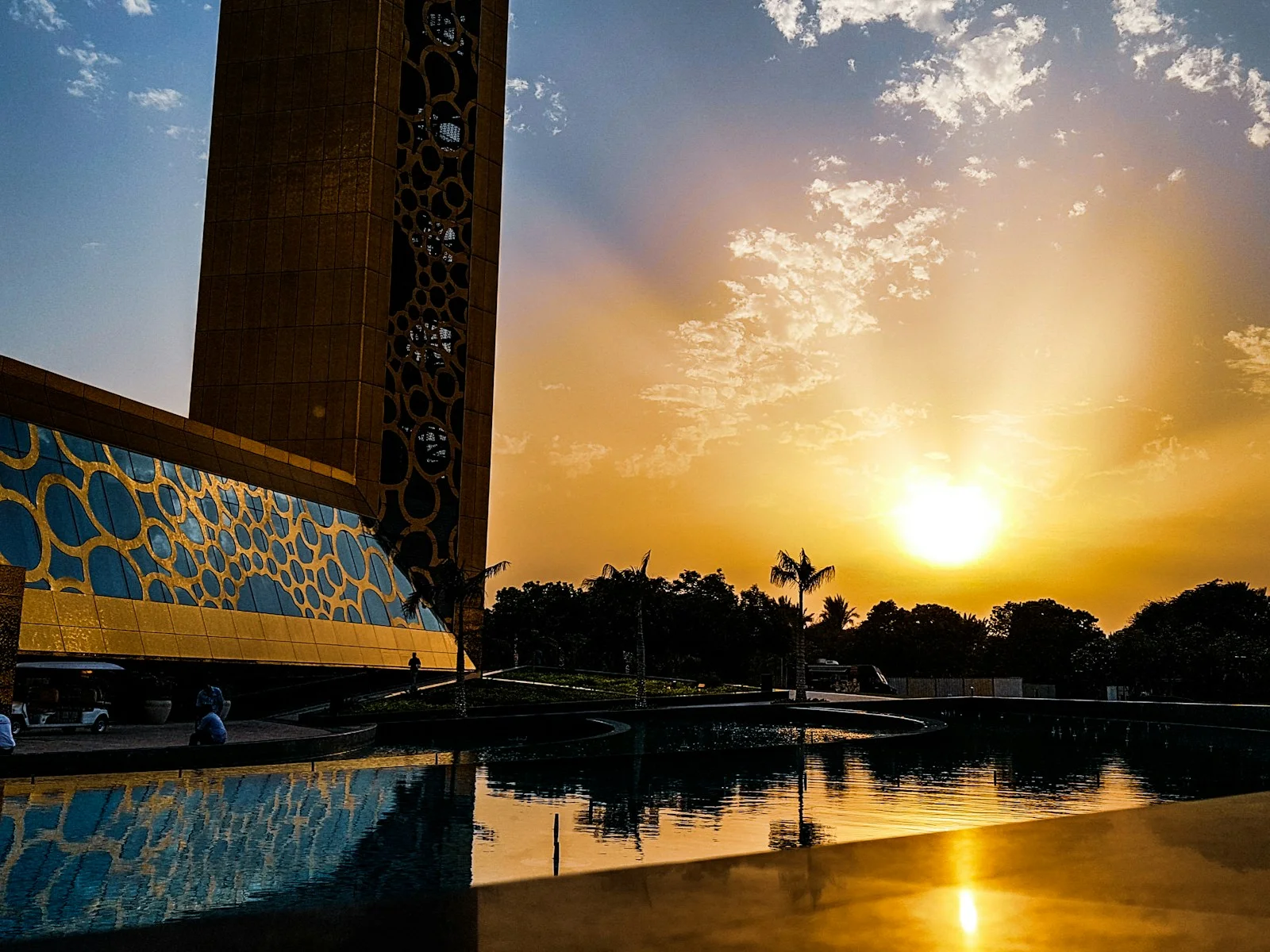 غروب الشمس بجانب برواز دبي
