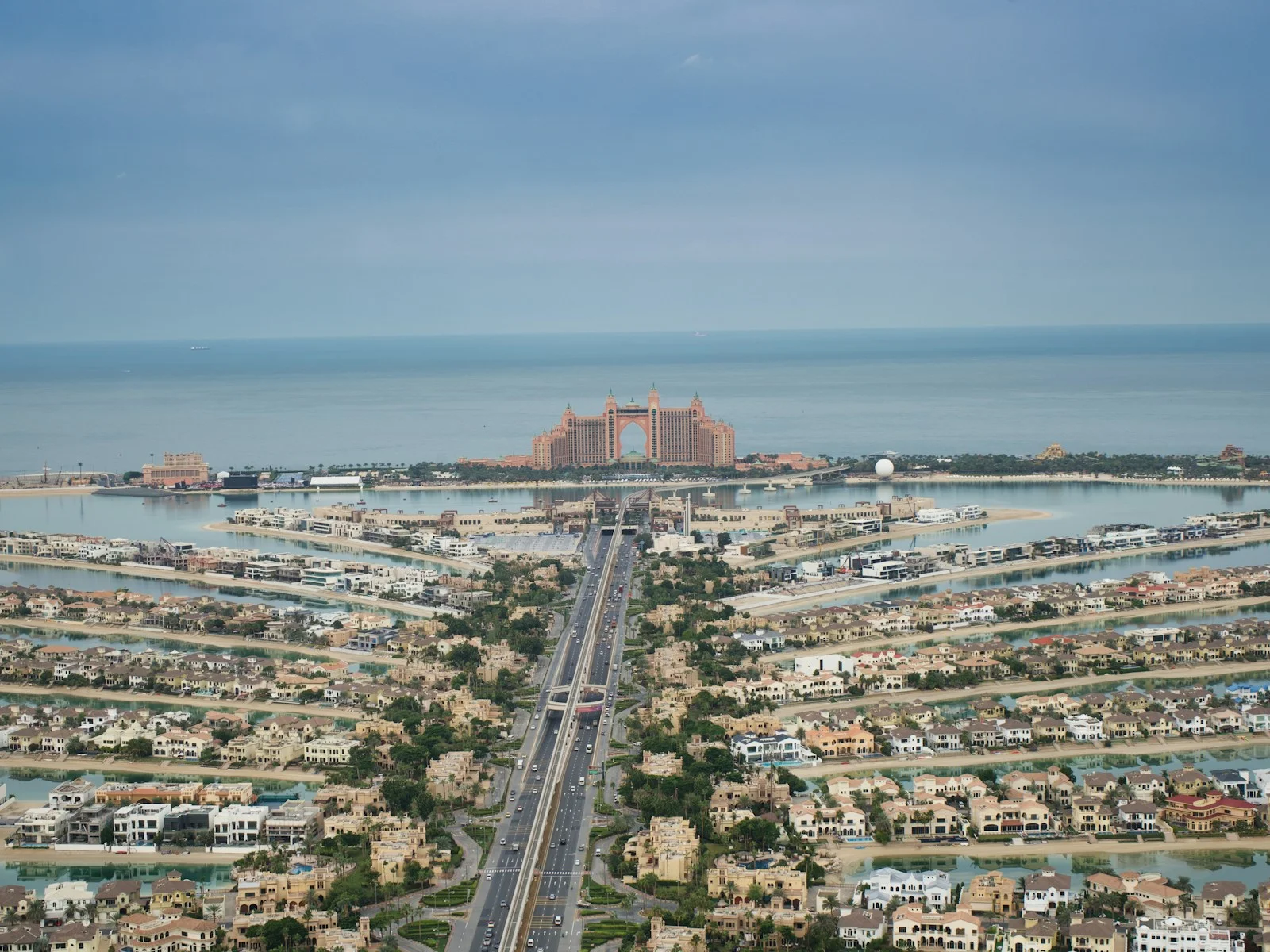 نخلة جميرا من الأعلى، بجذعها الذي يمتد إلى Atlantis The Palm عند الهلال الخارجي