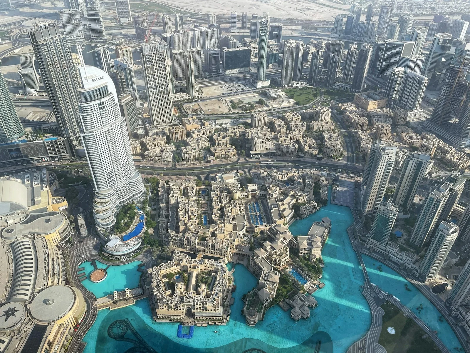وسط مدينة دبي وبحيرة برج خليفة من الأسفل عند At The Top، برج خليفة