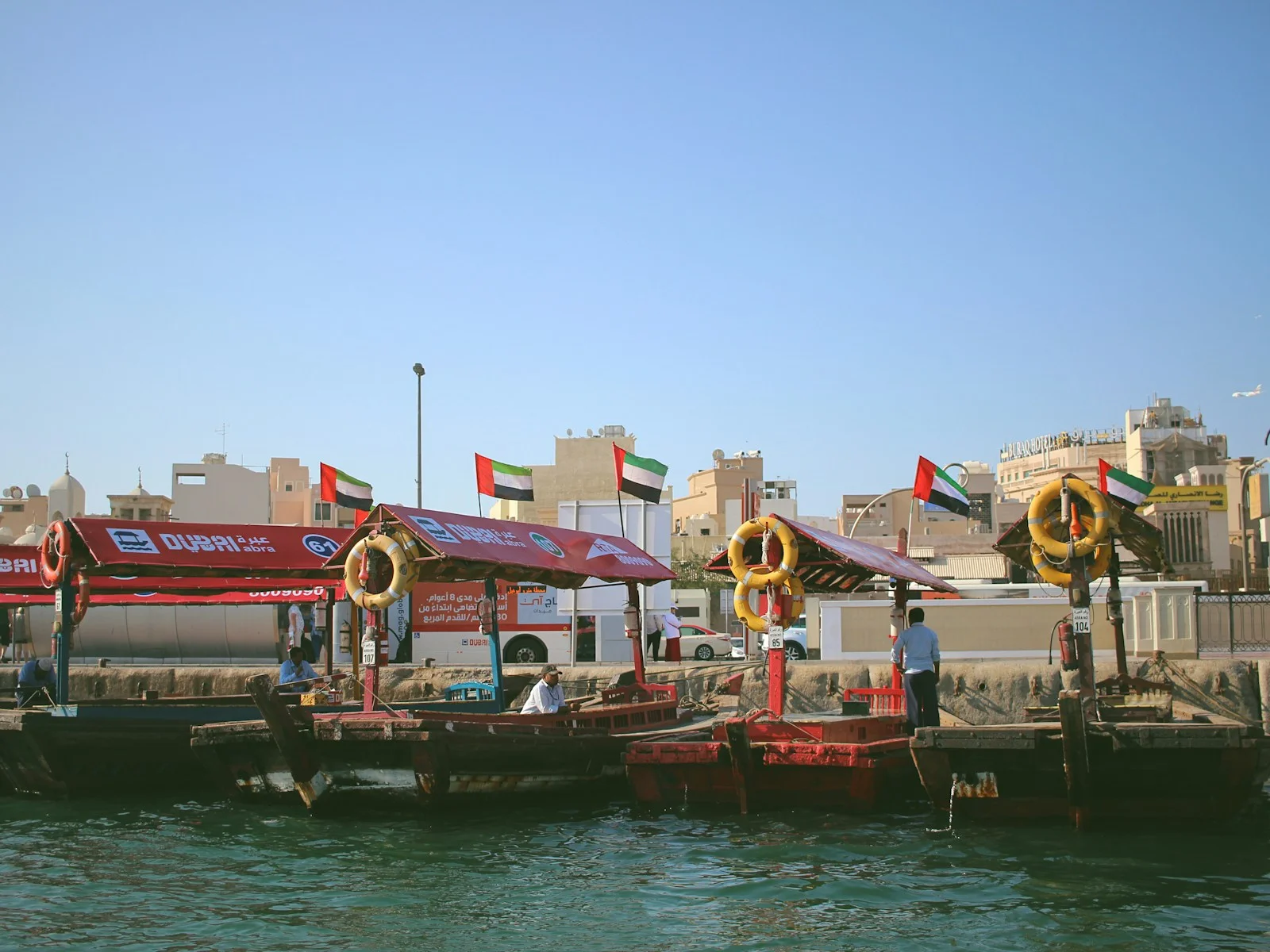 عبرات ملونة راسية في خور دبي