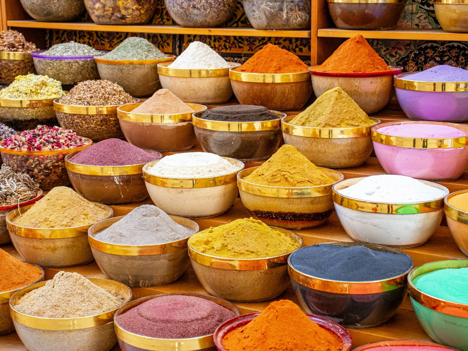 أوعية من التوابل المطحونة للبيع في أحد أكشاك السيف، بجانب خور دبي