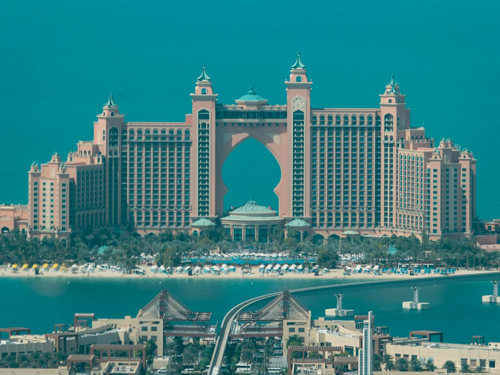 Atlantis The Palm، موطن أكوافنتشر ووتر بارك، من الجهة المقابلة للمياه