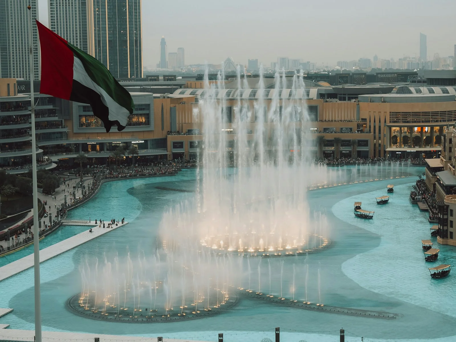 نافورة دبي أمام دبي مول، بجانب علم الإمارات