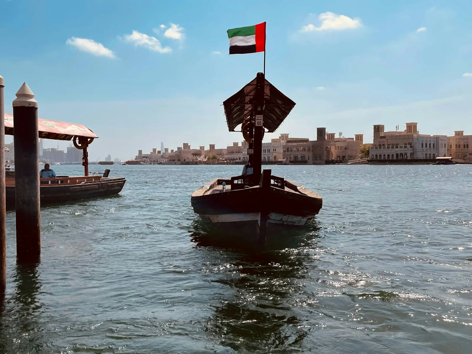 عبرة ترفع علم الإمارات في خور دبي