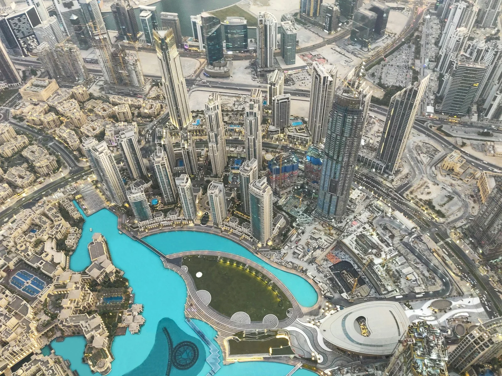 بحيرة برج خليفة وأبراج وسط مدينة دبي، من At The Top في برج خليفة