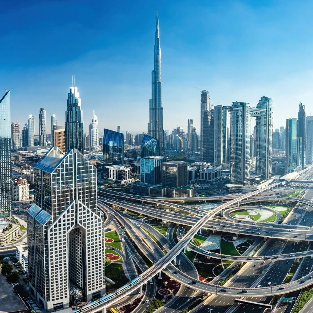 شارع الشيخ زايد وأبراج وسط مدينة دبي حول برج خليفة