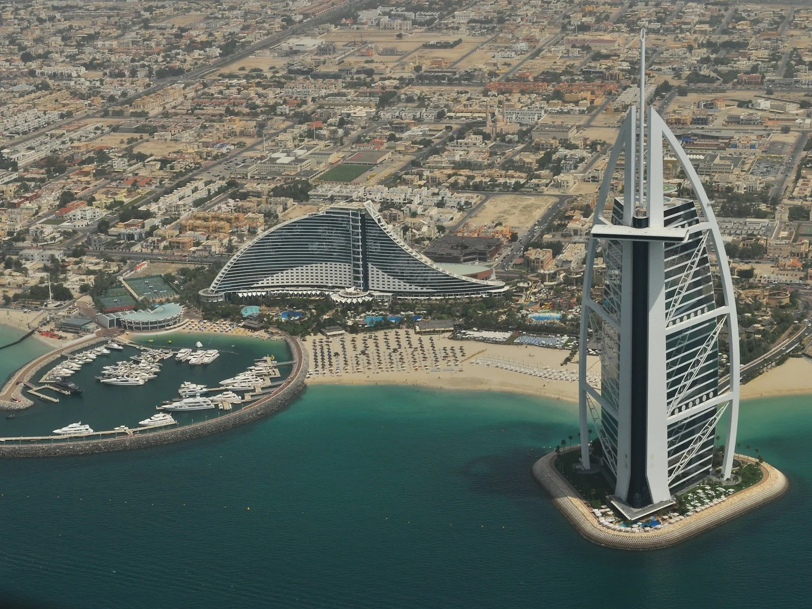 Burj Al Arab وفندق Jumeirah Beach Hotel من الجو