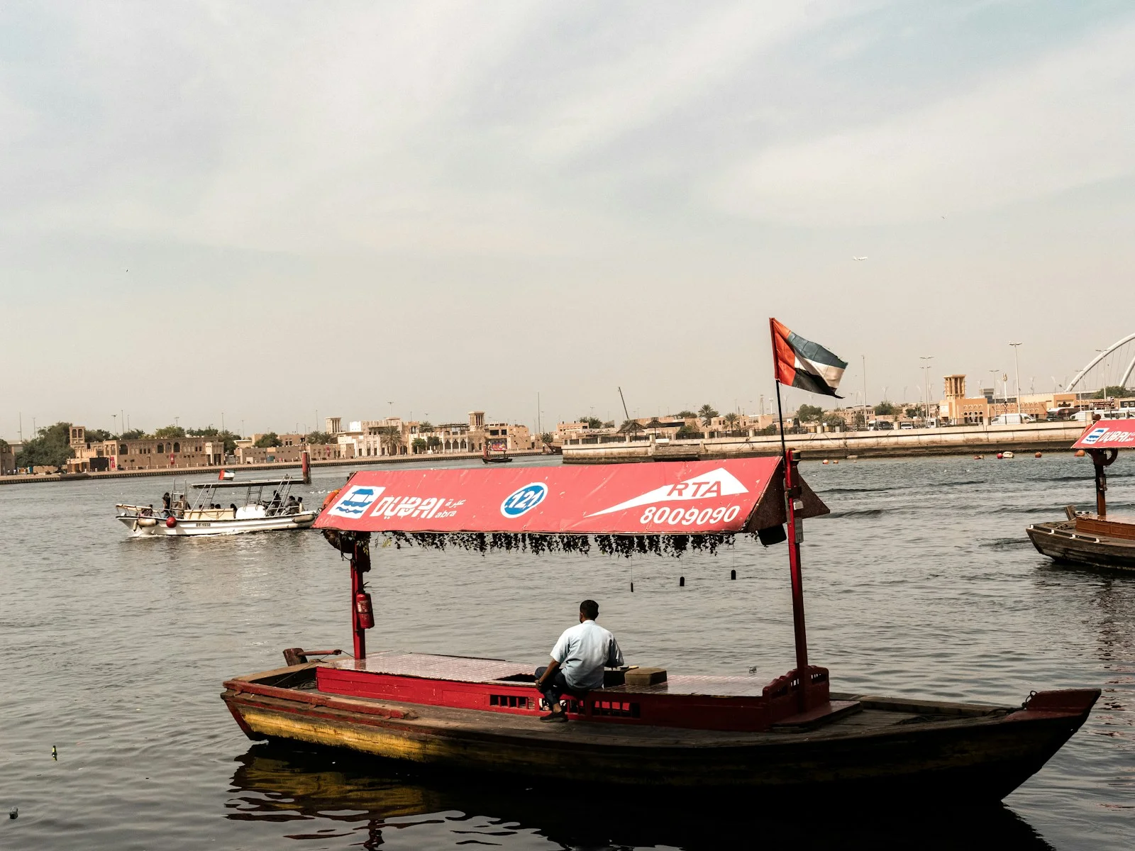 ملاح يقود عبرة ترفع علم الإمارات عابرة خور دبي