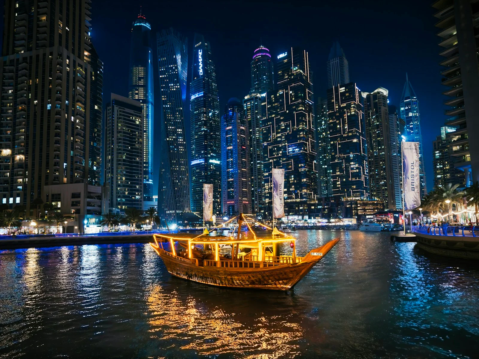 قارب داو مضاء يجوب مارينا دبي ليلا