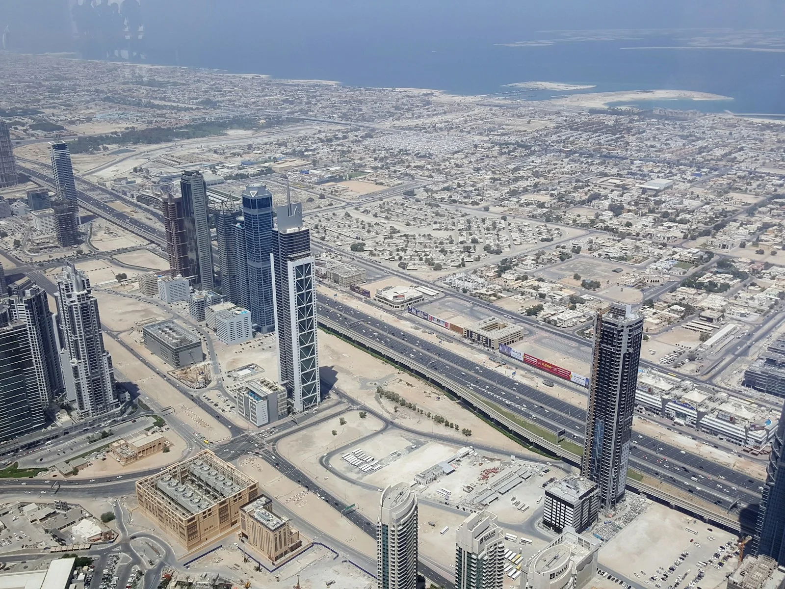 شارع الشيخ زايد ووسط مدينة دبي من أعلى برج خليفة
