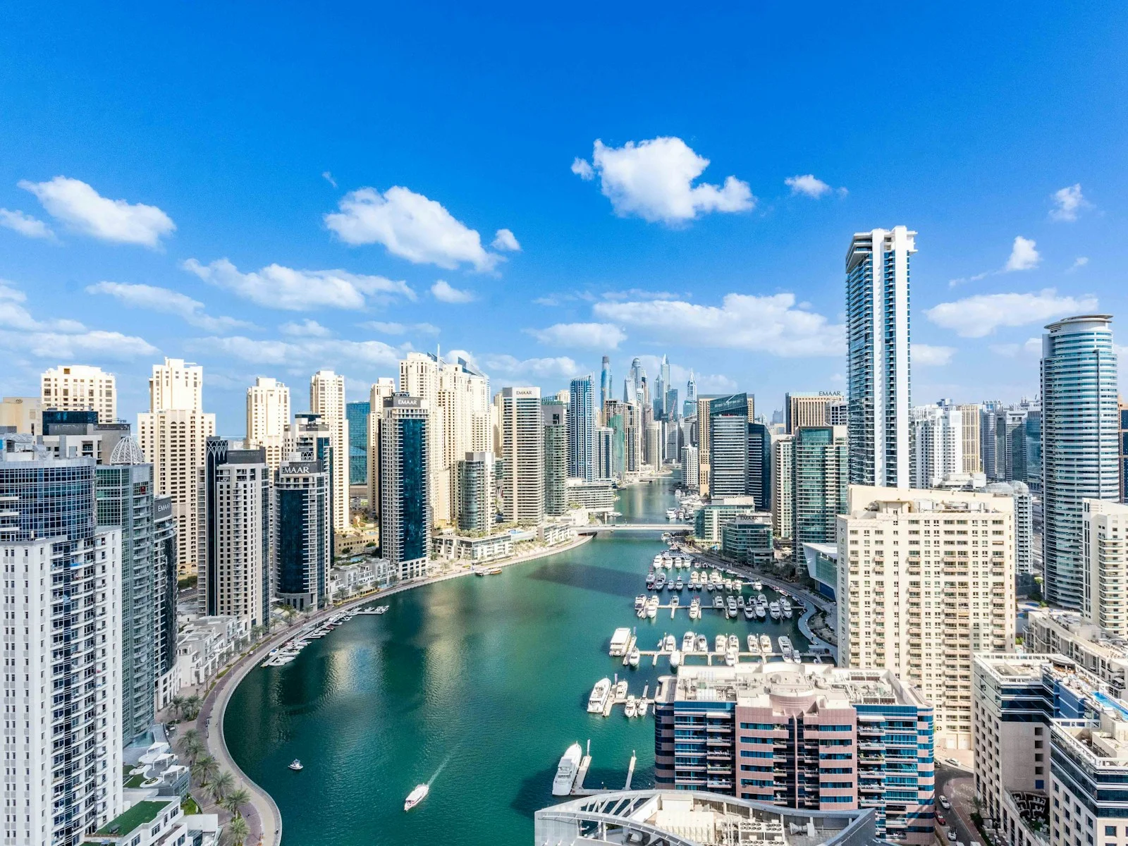 دبي مارينا من الأعلى، بقناتها المحاطة بالأبراج واليخوت الراسية