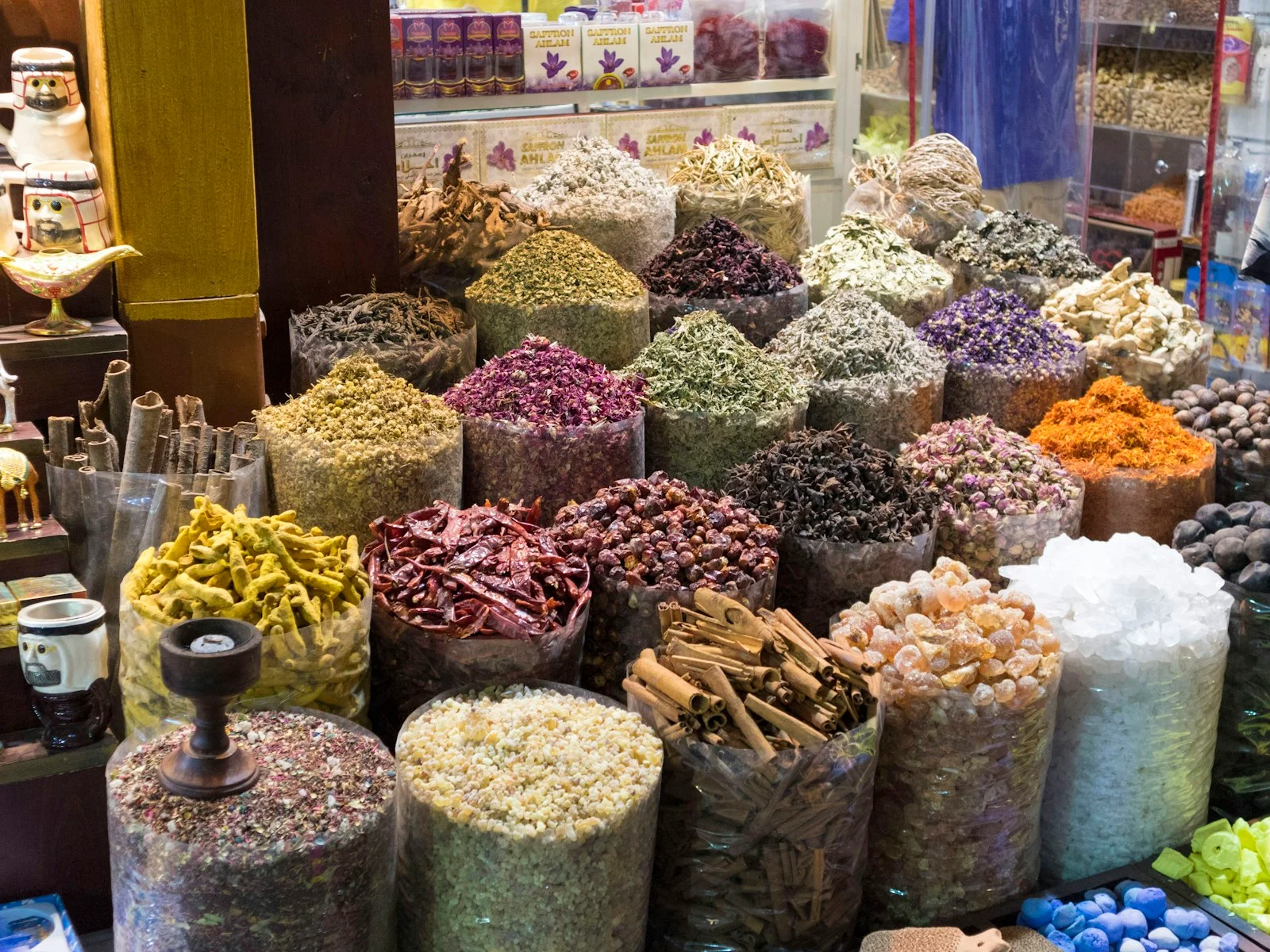 أكياس من البهارات والزهور المجففة في أحد أكشاك التوابل بدبي