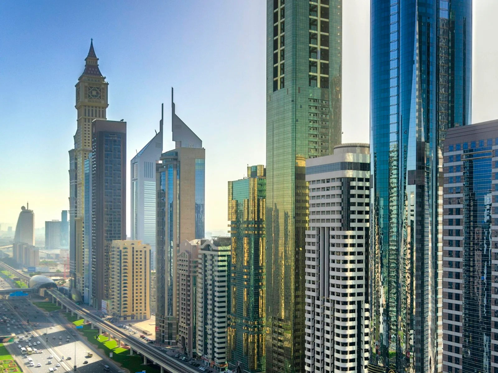 أبراج المكاتب في شارع الشيخ زايد صباحا، مع Emirates Towers وخط مترو دبي