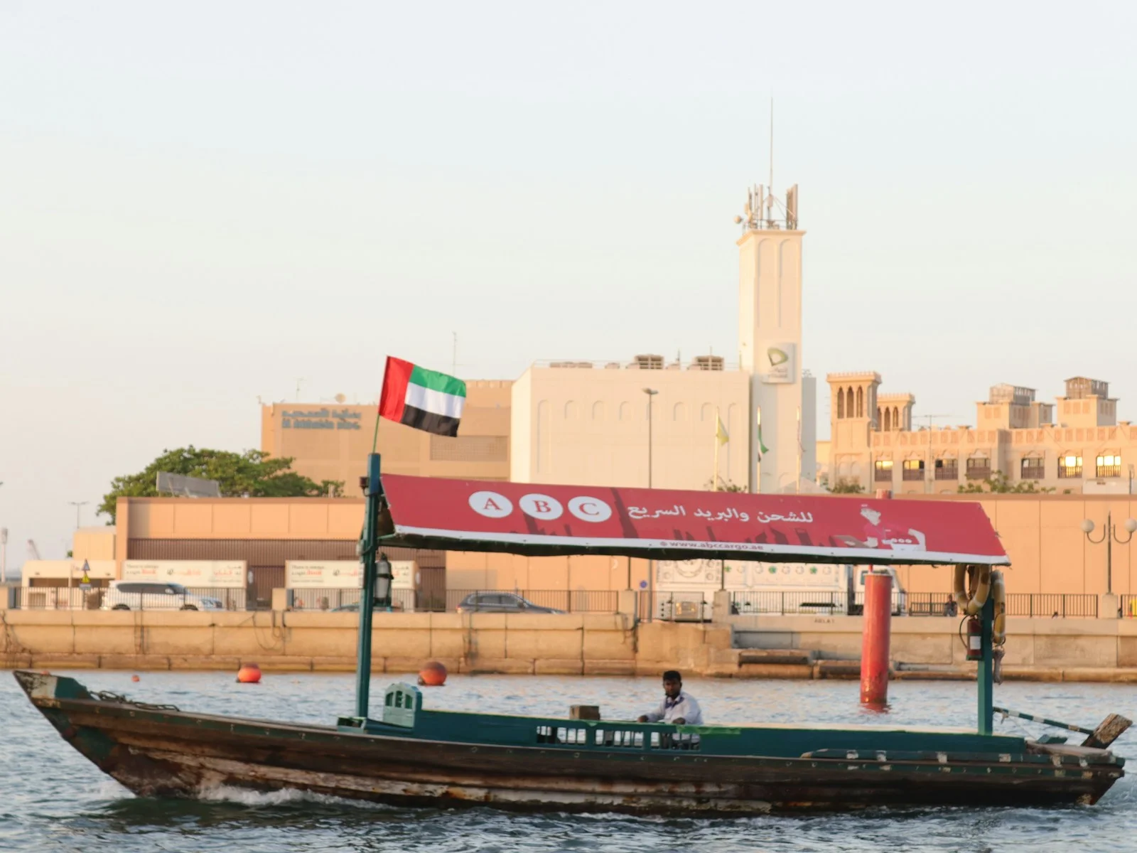 عبرة خشبية بسقف أحمر تعبر خور دبي