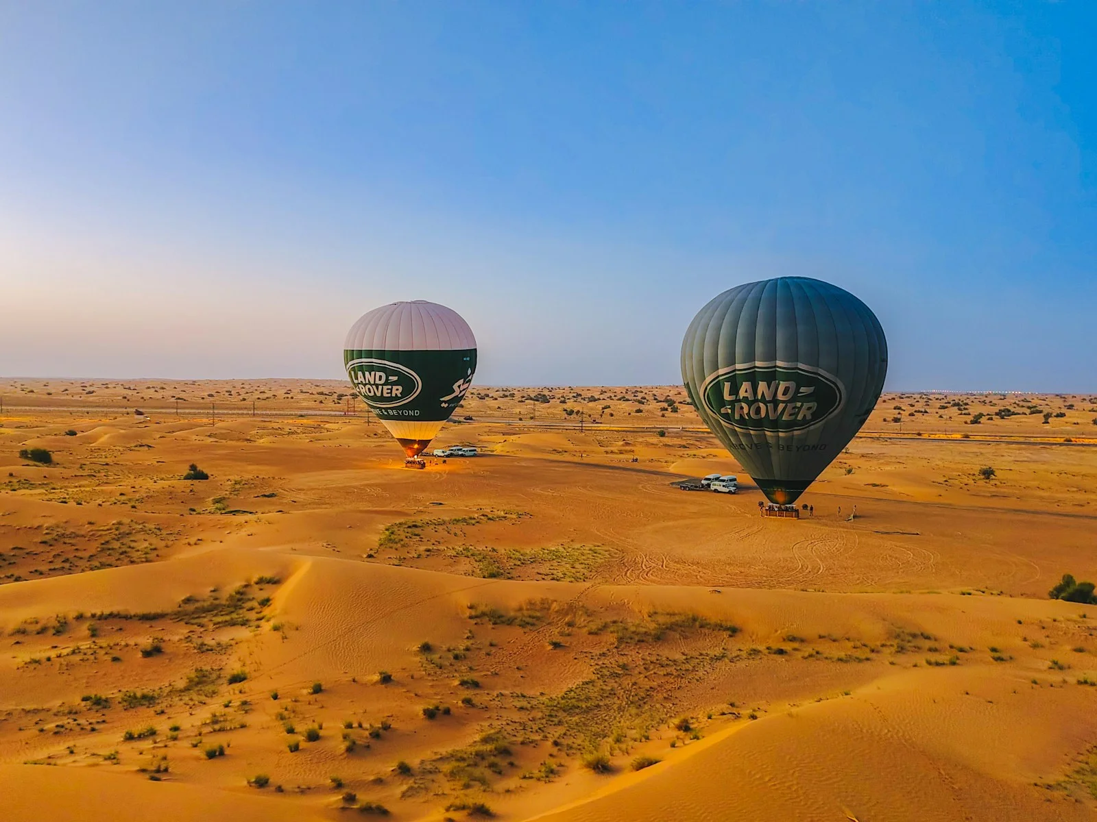 منطادا هواء ساخن فوق الكثبان في صباح صحراء دبي