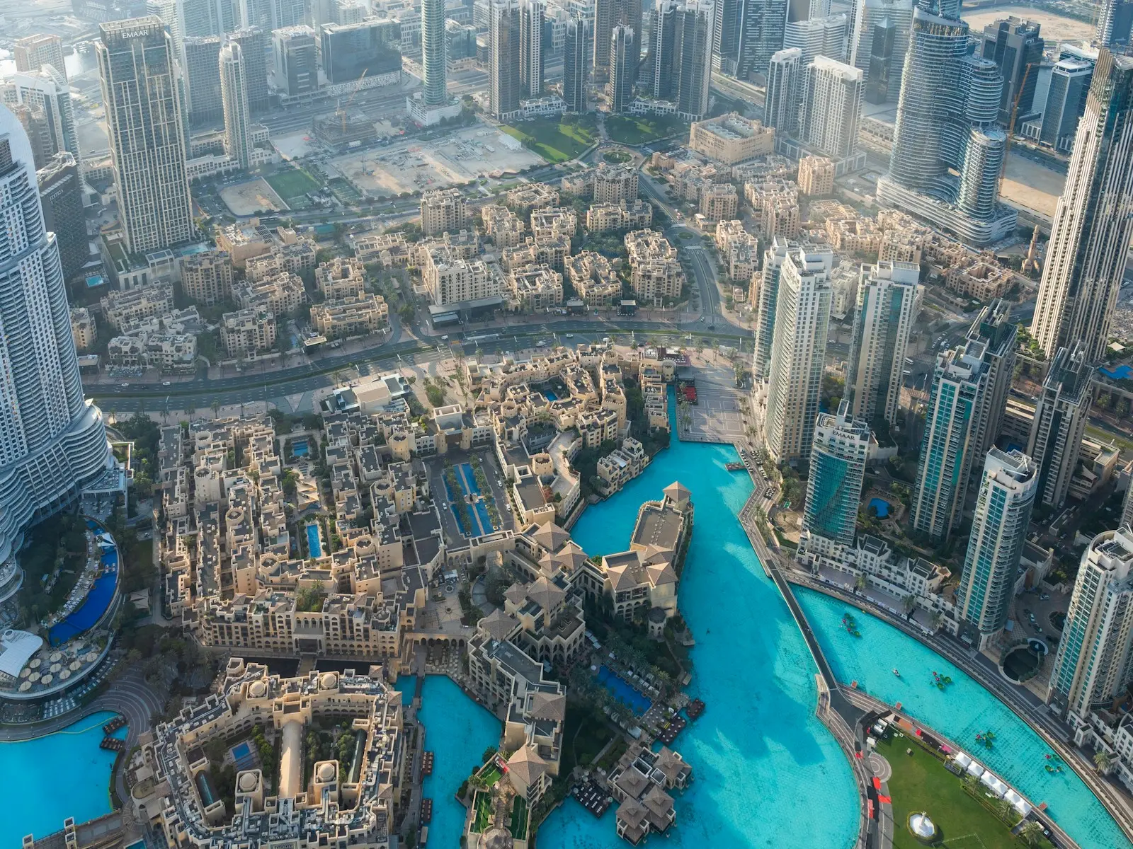 بحيرة برج خليفة ووسط مدينة دبي من أعلى برج خليفة