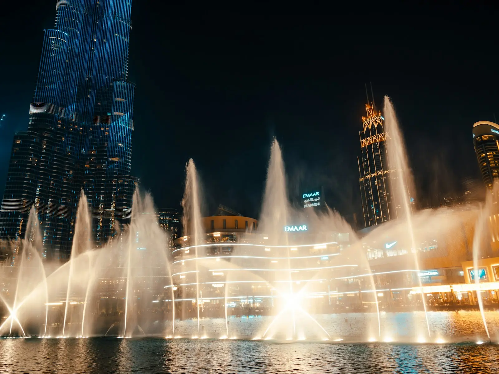 نافورة دبي مضاءة ليلا بجانب دبي مول