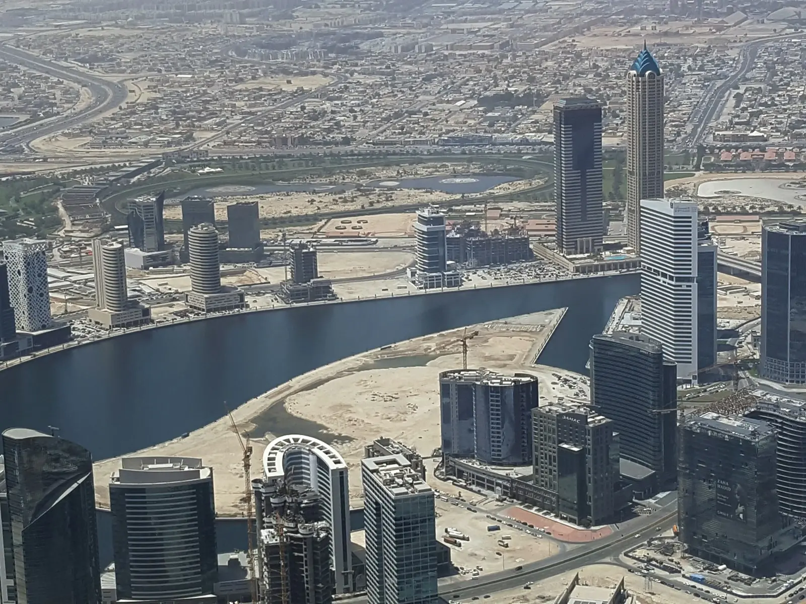 أبراج وطرق وسط مدينة دبي كما ترى من برج خليفة