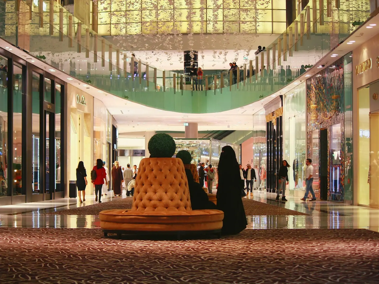 متسوقون في Fashion Avenue، جناح الماركات العالمية في دبي مول