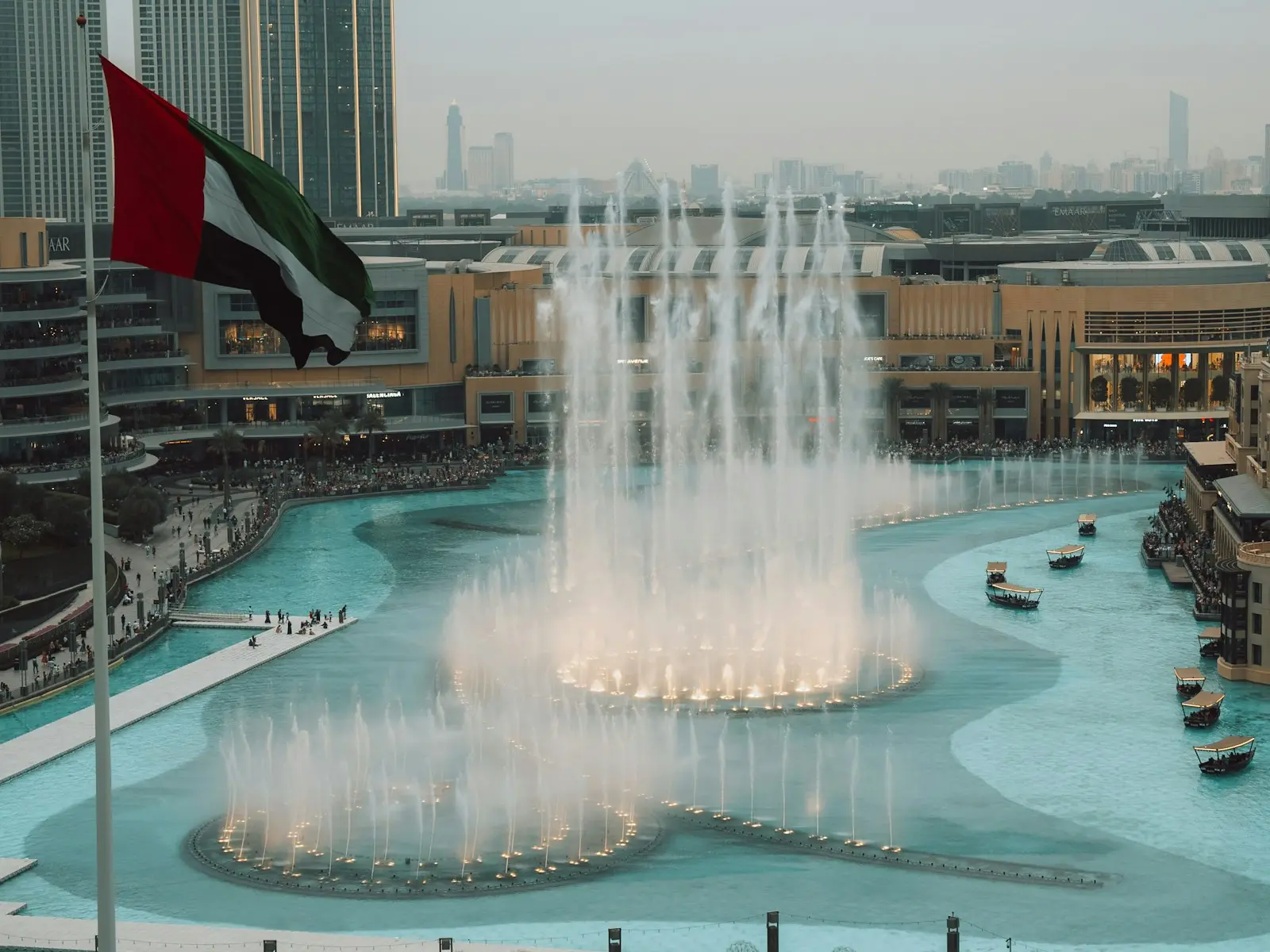 نافورة دبي أمام دبي مول، بجانب علم الإمارات