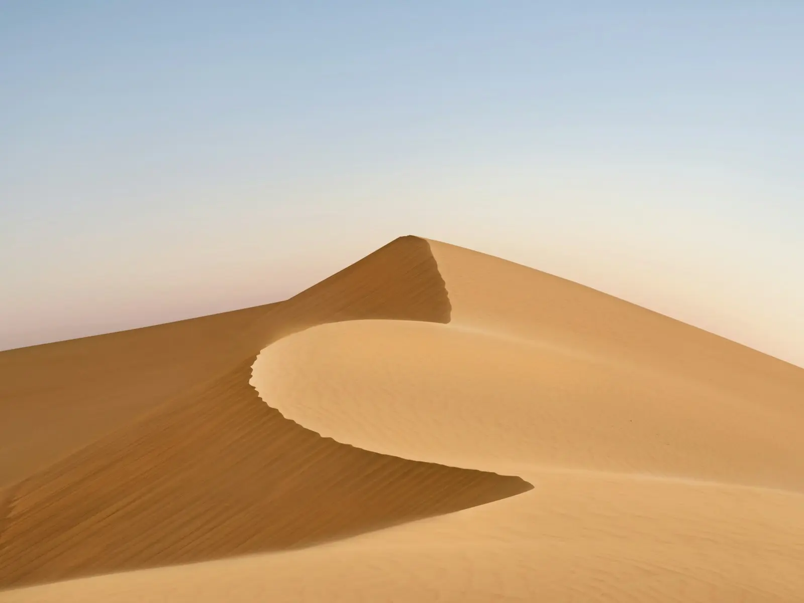 كثيب رملي حاد القمة في الصحراء خارج دبي