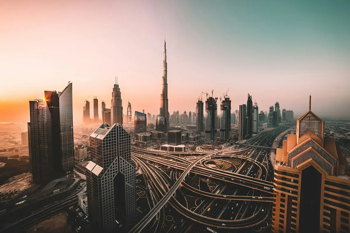 وسط مدينة دبي وبرج خليفة عند الغروب، فوق تقاطع شارع الشيخ زايد