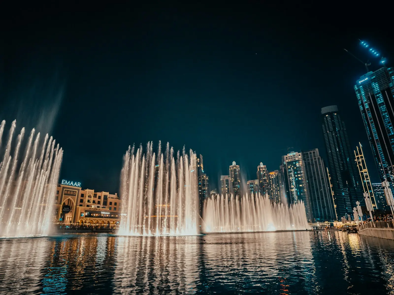 نافورة دبي مضيئة ليلا على بحيرة برج خليفة