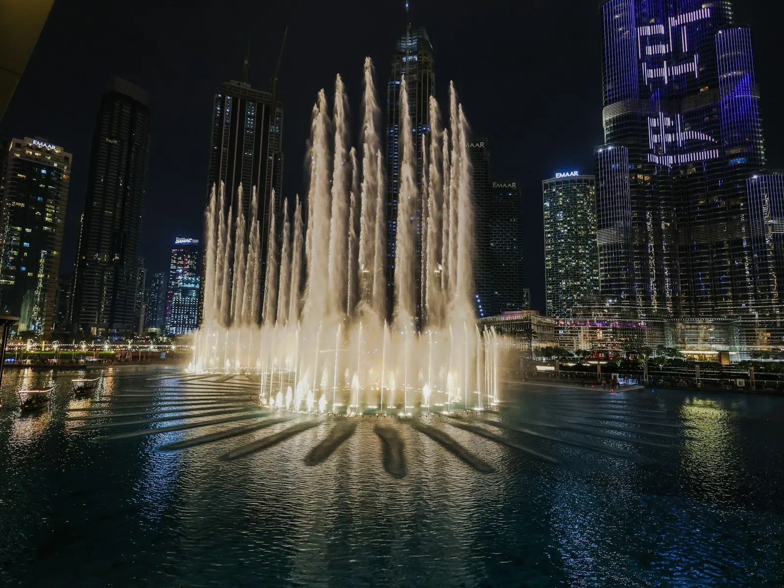 نافورة دبي مضاءة ليلا بجانب دبي مول