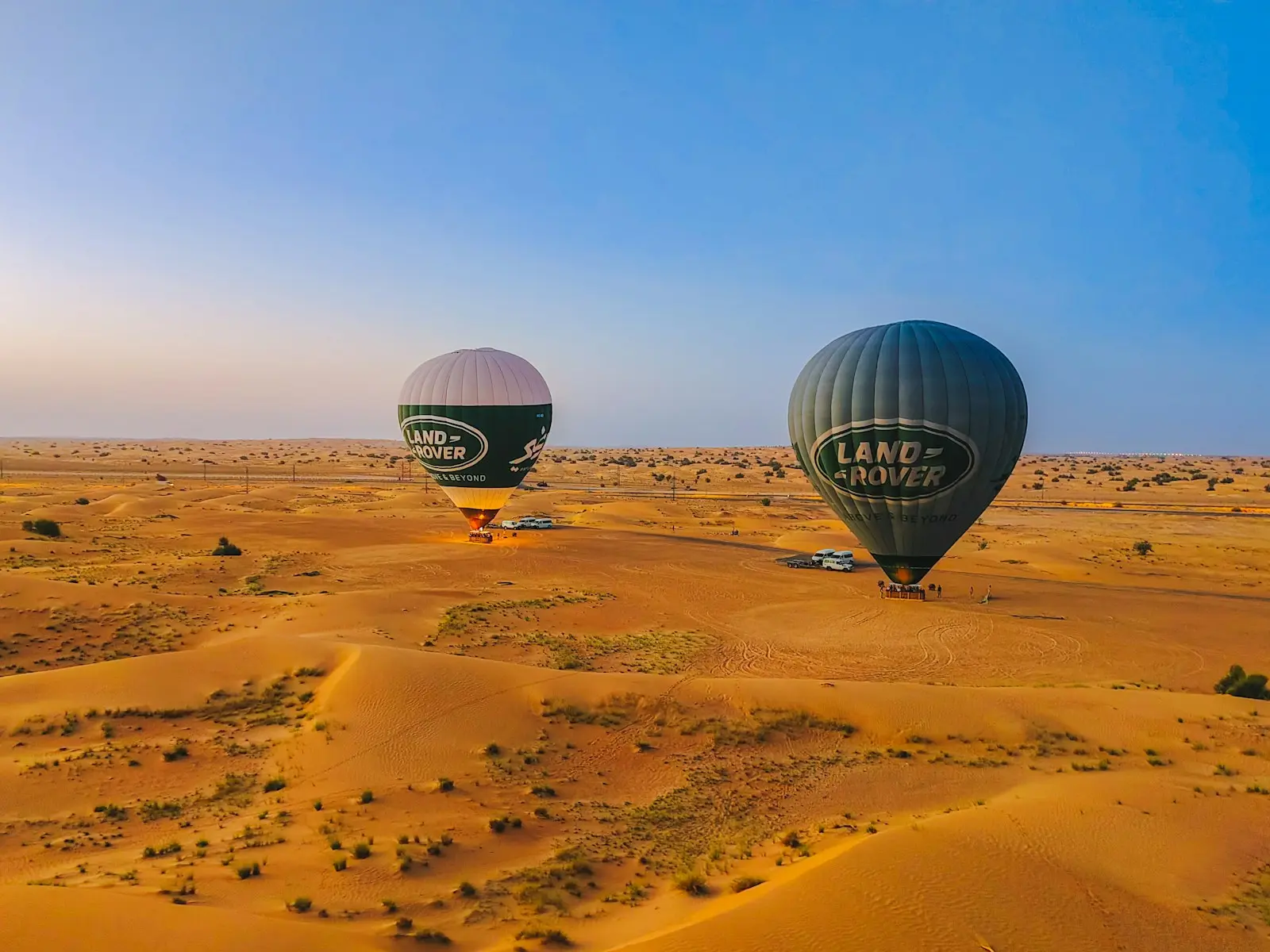 منطادا هواء ساخن فوق الكثبان في صباح صحراء دبي